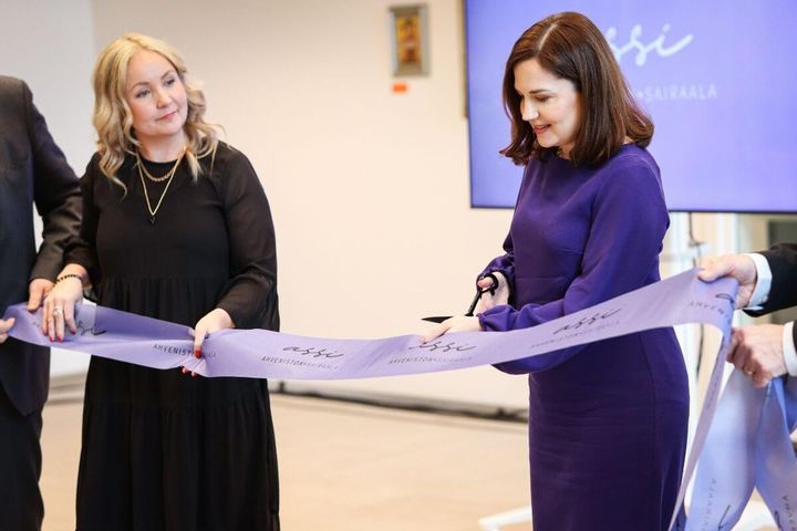 Ministeri Sanni Grahn-Laasonen leikkasi symbolisesti Assin vihkiäisissä avajaisnauhan.