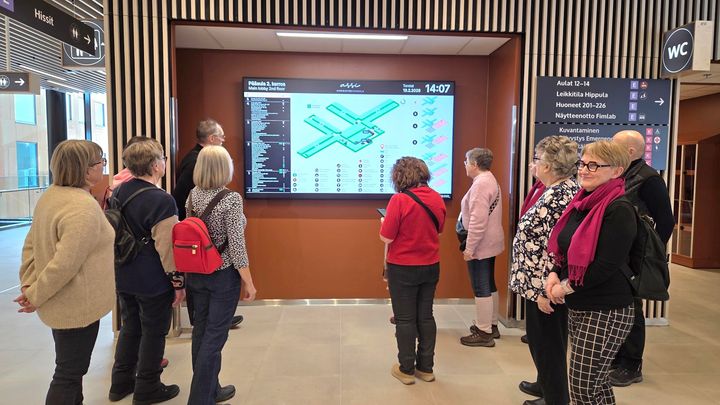 Assin asiakasopastukseen noin 40 vapaaehtoista – opastajan tunnistaa Assi-asusta