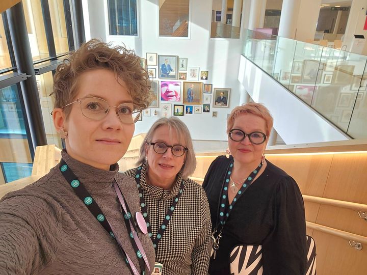 Tilaisuudessa olivat mukana viestintäpäällikkö Elina Savolainen, erikoissairaanhoidon tulosaluejohtaja Mirja Ottman-Salminen ja kehittämispäällikkö Lilli Väisänen.