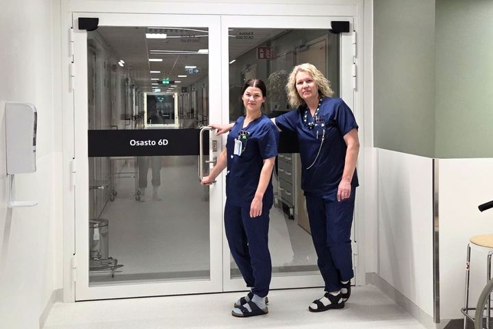 Sairaanhoitaja Outi Lehtinen ja lähihoitaja Maria Vahtera ensimmäisenä yönä uudessa Assi-sairaalassa.