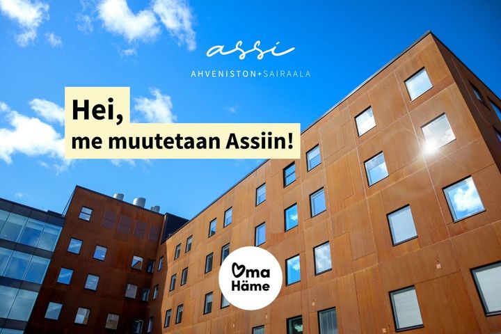 Kerrostalon julkisivu auringonpaisteessa, kuvassa teksti: "Hei, me muutetaan Assiin!", taustalla lukee "assi Ahveniston sairaala" ja "Oma Häme" -logo.