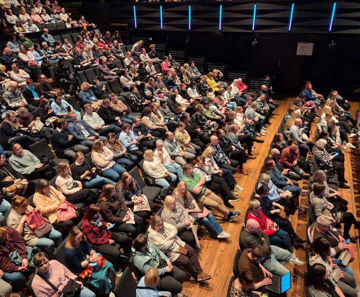 Oma Hämeen henkilöstöä 13.4.2026 Verkatehtaan pääsalissa.