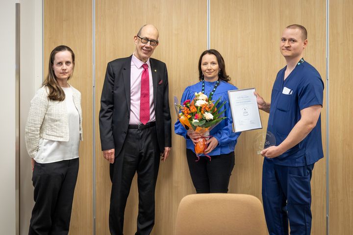 Kuvassa vasemmalta: Camilla Bonden (toiminnanjohtaja, Luustoliitto), Timo Strandberg (hallituksen puheenjohtaja, Luustoliitto) sekä Oma Hämeeltä Sanna Mäkynen ja Joni Skyttä.