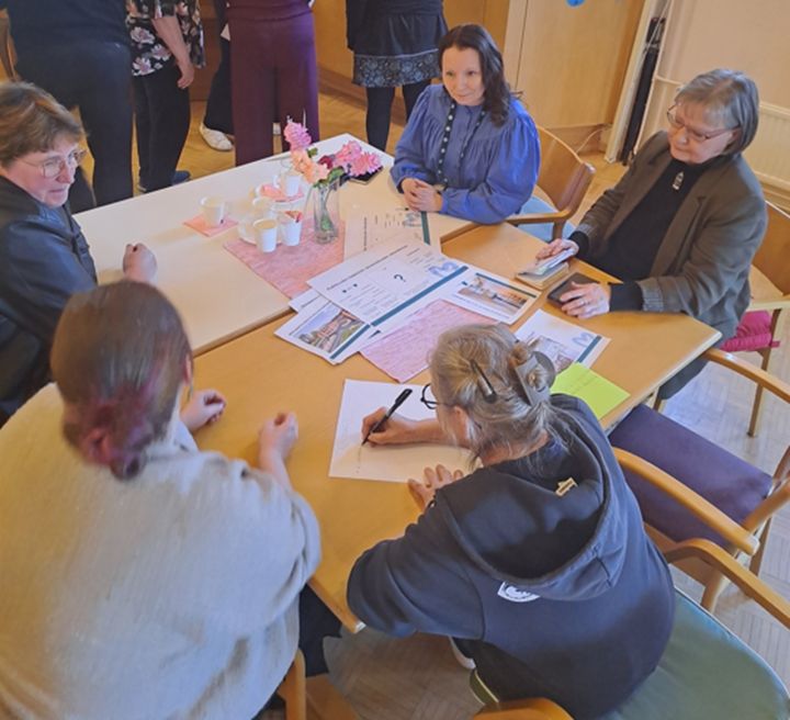 Kuva suunnittelutyöpajasta, jossa on Oma Hämeen väkeä ja asiakkaita.