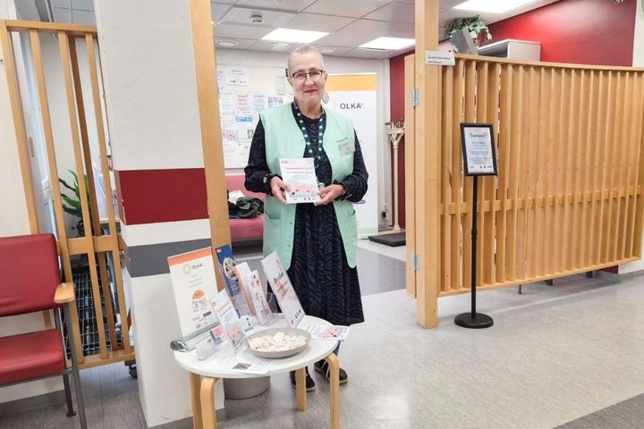 Forssan sairaalan OLKA-vapaaehtoinen Kirsi opastaa asiakkaita, auttaa automaattien käytössä ja kertoo yhdistysten tarjoamasta tuesta. Joskus tärkeintä on pysähtyä kuuntelemaan.