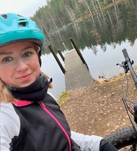 Projektipäällikkö Kaisa Malmerg pyöräilemässä.