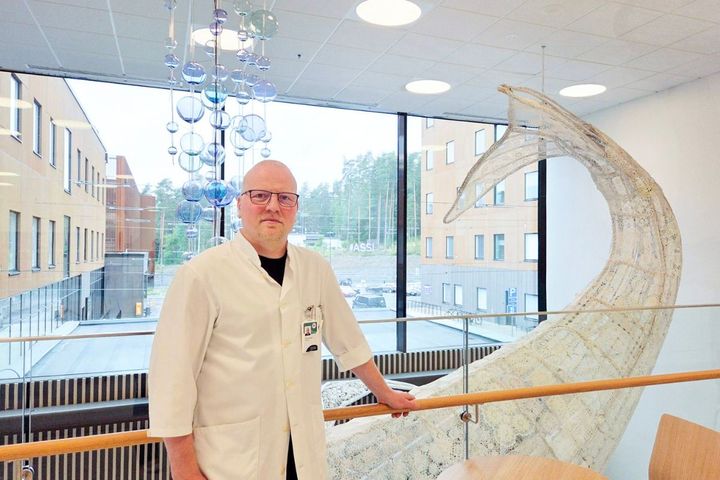 Oma Hämeen ylilääkäri Petri Nokisalmi kuvattuna Assi-sairaalan käytävällä.