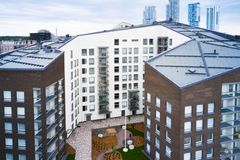 Kuvassa Asuntosäätiön As Oy Helsingin Capella (vasemmalla), Jatkeen omaa tuotantoa oleva As Oy Helsingin Sara (keskellä) ja Asuntosäätiön asumisoikeuskohde Verkkoneula 4 (oikealla). Arkkitehtuurista on vastannut Arkkitehtitoimisto L-N Oy.