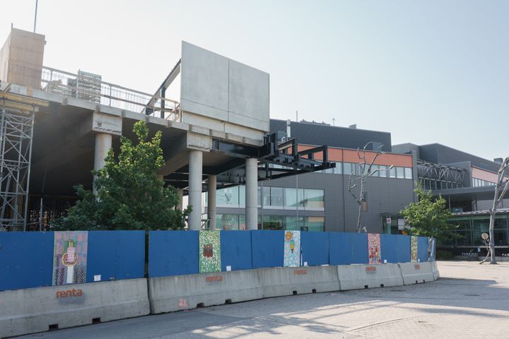 Ateljee Eivorin taideteokset ympäröivät nyt K-Citymarketin työmaa-aitaa Porvoossa.