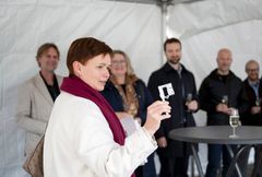 DEXISin operatiivinen johtaja Leena Mäkisalo esittelee, mitä esineitä muurattavaan ”aikakapseliin” on valittu, muun muassa DEXISin valmistama hammaskuvantamisen apuväline.