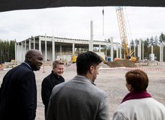 Uusi tuotantolaitos valmistuu Rykmentinportin yritysalueelle. Kuvassa Envista-konsernin sekä Logicentersin edustajia (ensimmäinen vasemmalta Envistan vanhempi varatoimitusjohtaja Robert Befidi, Logicentersin kaupallinen johtaja Jarkko Äikää, Envistan varatoimitusjohtaja Ferdinand Schöferle ja DEXISin operatiivinen johtaja Leena Mäkisalo).