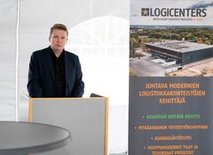 Logicentersin kaupallinen johtaja Jarkko Äikää peruskiven muurauksessa.