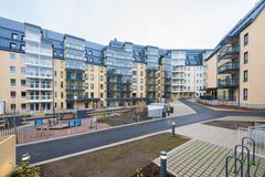 Korttelin viihtyisä piha-alue.