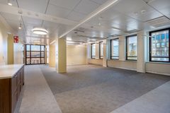 Postitalon yli 7 200 neliömetriä sisätilaa saneerattiin alkuperäistä ilmettä kunnoittaen.