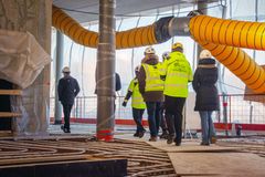 Peruskiven muuraustilaisuuteen kuului kierros työmaalla.