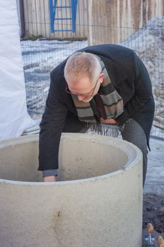 Keravan Energian toimitusjohtaja Jussi Lehto muuramassa peruskiveä.