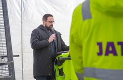 Jatke Toimitilat Oy:n yksikönjohtaja Esa Rautanen pitämässä puhetta peruskiven muuraustilaisuudessa.