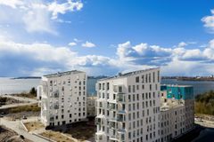 Saaristolaivastonkatu 18 (kuvassa edessä oikealla) luovutettiin kohteista ensimmäisenä tammikuussa 2026.