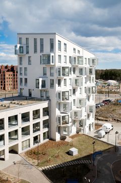 Kohteisiin rakennetetut ulokeparvekkeet ovat Suomessa erittäin harvinaisia.