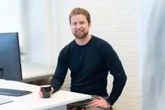 Toimitusjohtaja Perttu Hynynen istuu pöydän ääressä