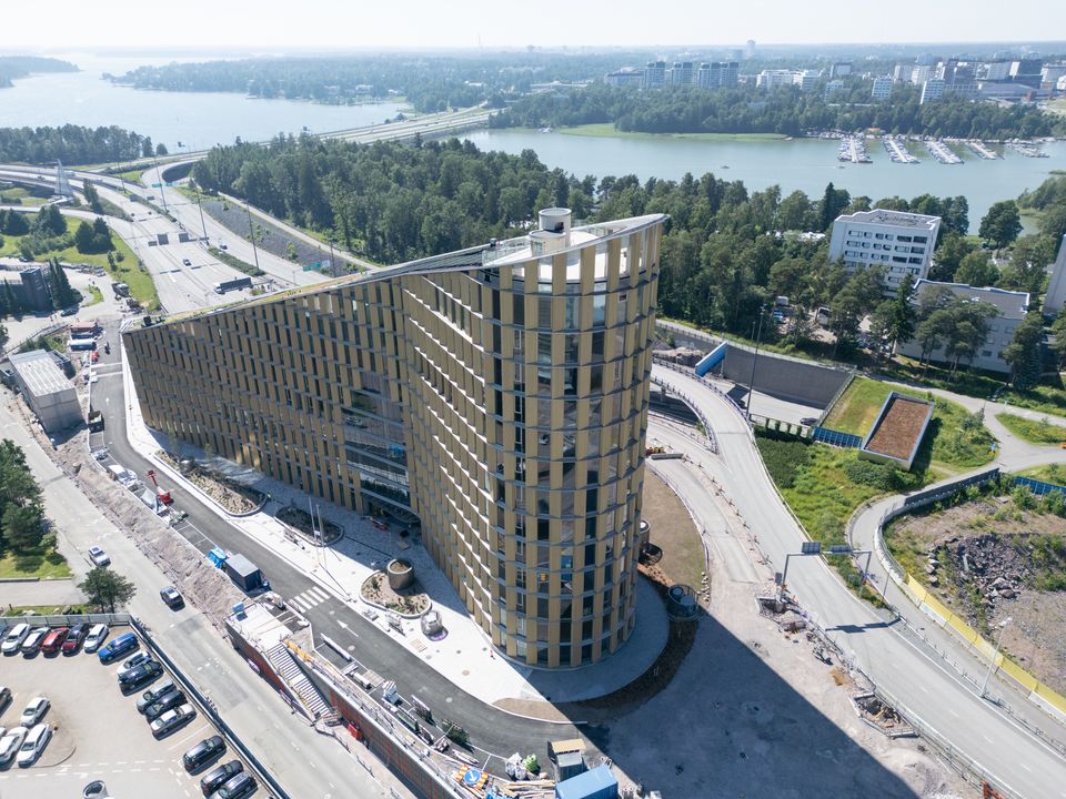 Keilaniemen Portista ainutlaatuisen tekee sen puuverhoiltu julkisivu ja uniikki arkkitehtuuri, josta on vastannut arkkitehtitoimisto ARCO. Jatke Toimitilat Oy