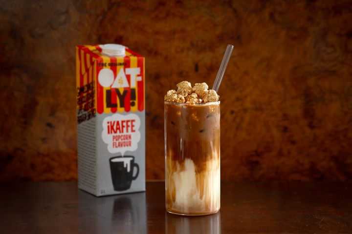 Oatly iKaffe Popcorn vie makumatkalle elokuvateatterin penkkiin, karamellipoppareiden tuoksuun ja nostalgisiin fiiliksiin.