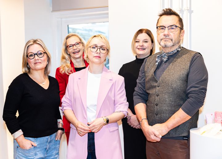 Kuvassa vasemmalla Vivenin erikoislääkäri Eeva Ranta, kirjailija Jaana Villanen, RFSUn Maria Uusi-Rauva, Martelan Eeva Terävä & Finlaysonin Jukka Kurttila.