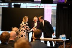 Imetyksen tuki ry:n toiminnanjohtaja Heidi Kervinen vastaanottaa Vuoden Vaikuttavuusteko 2024 -kilpailun kolmannen sijan palkinnon Vaikuttavuusseuran puheenjohtaja Paulus Torkilta ja kilpailun arviointiraadin puheenjohtaja Paula Risikolta Helsingin Musiikkitalossa.