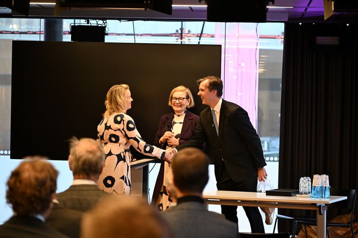 Imetyksen tuen toiminnajohtaja Heidi Kervinen vastaanottaa Vuoden Vaikuttavuusteko 2024 -kilpailun kolmannen sijan palkinnon Vaikuttavuusseuran puheenjohtaja Paulus Torkilta sekä arviointiraadin puheenjohtaja Paula Risikolta Helsingin Musiikkitalossa marraskuussa 2024.