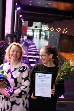 Imetyksen tuki ry:n toiminnanjohtaja Heidi Kervinen sekä talous- ja järjestökoordinaattori Laura Salo Vuoden Vaikuttavuusteko 2024 -kilpailun palkinnonjakotilaisuudessa Helsingin Musiikkitalolla.