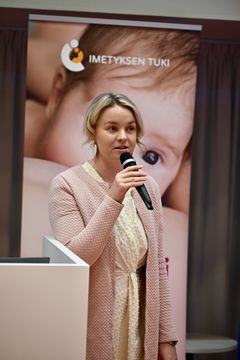 Imetyksen tuki ry toiminnanjohtaja Heidi Kervinen puhumassa imetysviikon seminaarissa 2024.