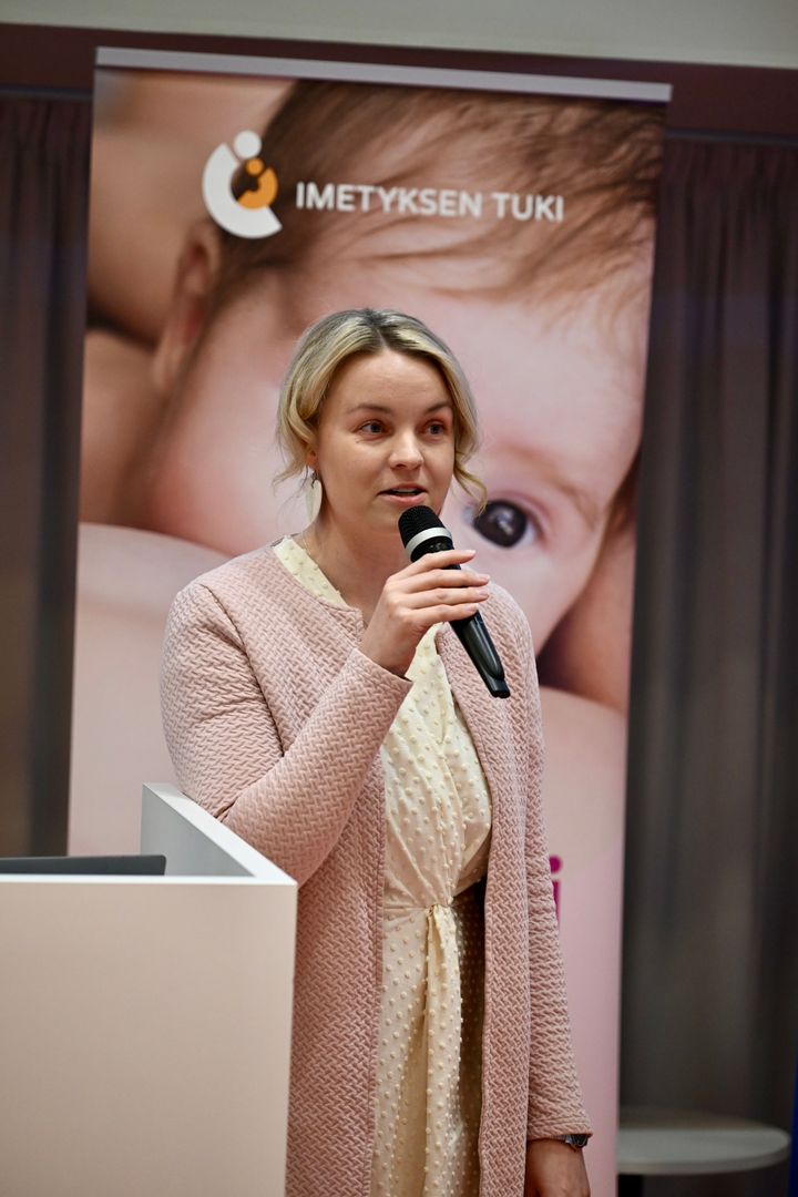 Imetyksen tuki ry toiminnanjohtaja Heidi Kervinen puhumassa imetysviikon seminaarissa 2024.