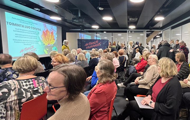 Suomen vapaaehtoisina toimivat eurooppalaiset ilmastolähettiläät omine verkostoineen järjestävät yleisötilaisuuksia, kuten kuvassa Anu Harkki Aktivistimummojen keskustelutilaisuudessa Helsingin Oodissa 2024.