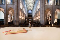 Highly valued at Notre-Dame for the video recordings of masses: the MEB 114 boundary microphone on the altar is both unobtrusive and aesthetic, with a very consistent pick-up pattern across its spectrum (Photo credit: Olivier Allard)