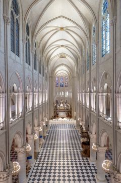 Inside view of Notre-Dame de Paris cathedral, giving an idea of the area that is covered with just four antennas (Photo credit: Julio Piatti, Notre-Dame)