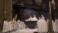 One of the special features of Notre-Dame is the fact that the cathedral is open to the public the entire week. While mass is celebrated at the centre, a consistent stream of visitors circles around the priests (Photo credit: Jean-Baptiste Delerue)