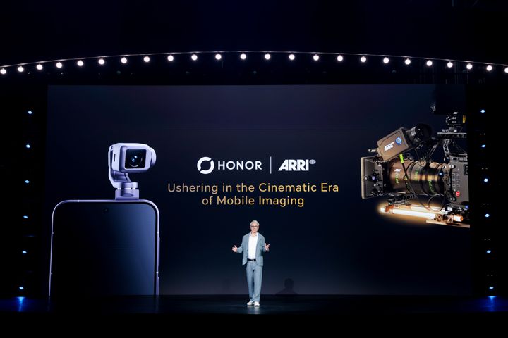 Mies seisoo lavalla suuren näytön edessä, jossa näkyy HONOR- ja ARRI-logot sekä teksti "Ushering in the Cinematic Era of Mobile Imaging".