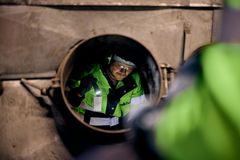 Henkilö tarkastaa painelaitetta teollisuuskohteessa.