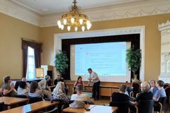 Kristiinankaupunki councilors discussing the prospects for a green transition with Akordi experts 17.6.2025