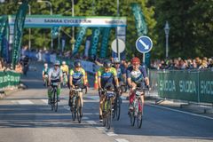 Saimaa Cycle Tourin lähdössä on tunnelmaa, kun osallistujat lähtevät liikkeelle 50 pyöräilijän ryhmissä neljän minuutin välein.