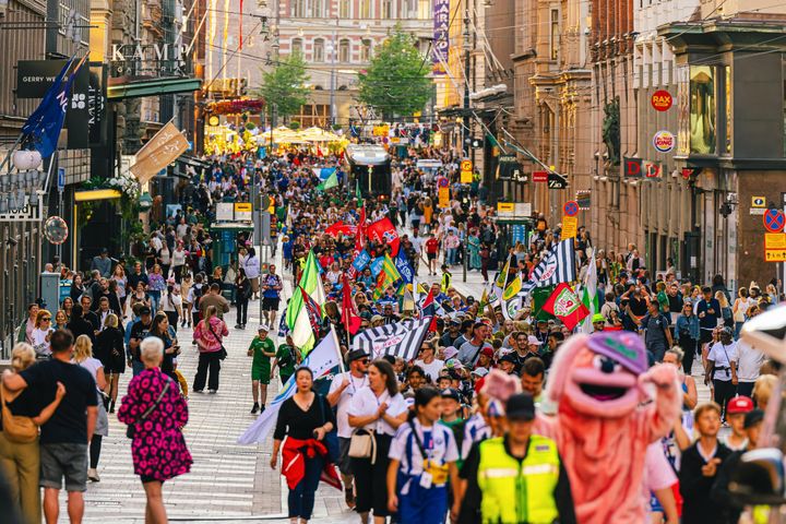 Avajaiskulkue tiistai-iltana kello 19.30 alkaen. Kulkue liikkuu Narinkkatorilta Senaatintorille.