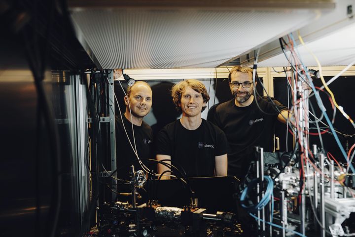 from left to right: Alexander Glätzle (planqc co-founder & CEO), Johannes Zeiher (planqc co-founder, Principal Scientist), Sebastian Blatt (planqc co-founder & CTO) copyright Dirk Bruniecki