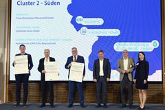 Recipients of the grant notifications for the Hy2Infra IPCEI wave together with Federal Minister of Economics Dr. Robert Habeck and Dr. Markus Wittmann, Ministerial Director of the Bavarian State Ministry of Economic Affairs. Left in the picture: Dr. Daniel Teichmann, CEO and founder of Hydrogenious LOHC.