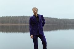 Promokuva Ismo Alangosta järven rannalla.