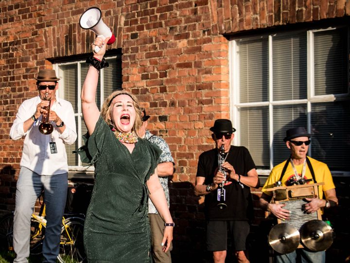 Työväen Musiikkitapahtuman ainutlaatuinen miljöö ja alueohjelma ilahduttaa ja yllättää festivaaliyleisöä. Kuvassa Roamin' Street  Band, joka esiintyy myös kesällä 2026. Kuva: Jari Lehtimäki