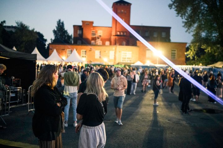 Festivaliv%E4ke%E4%20pihalla%20historiallisten%20rakennusten%20edustalla%20h%E4m%E4r%E4ss%E4.