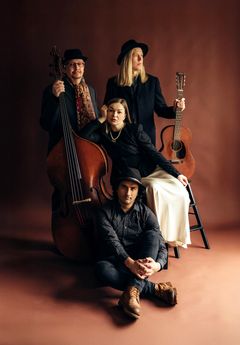 Liza and The Black Hats on kansainvälinen bluesyhtye, joka yhdistää perinteisen bluesin syvät juuret tuoreeseen sielukkaaseen energiaan. Yhtyeen keulahahmonaloistaa ukrainalainen laulaja Liza Babina, jonka vahva ääni vie kuulijan toiseen maailmaan.