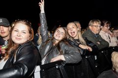 Yleisöä Työväen Musiikkitapahtuman eturivissä.