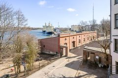 Osoitteessa Laivastokatu 3 oleva myyntikohde sijaitsee Helsingin kantakaupungissa, merellisessä Katajanokan kaupunginosassa.
