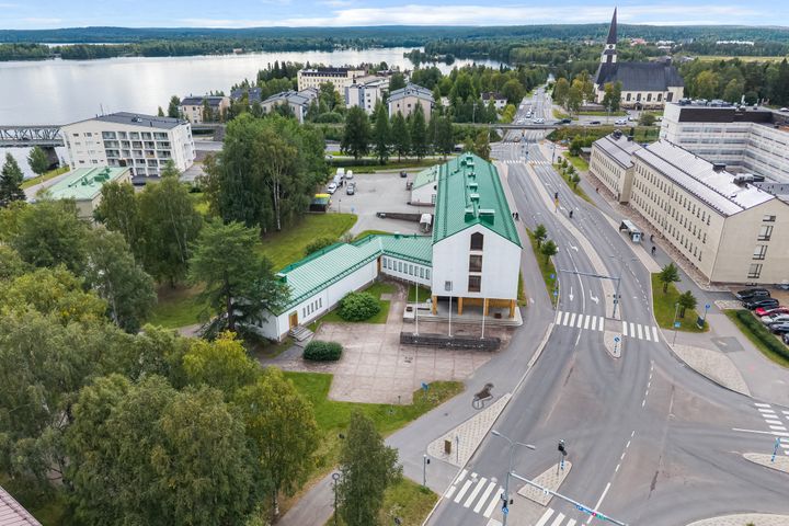 Senaatti-kiinteistöt myy Rovaniemen keskustassa sijaitsevan ns. Lääninhallituksen korttelin valtion omistamien maa-alueiden ja rakennusten osalta.